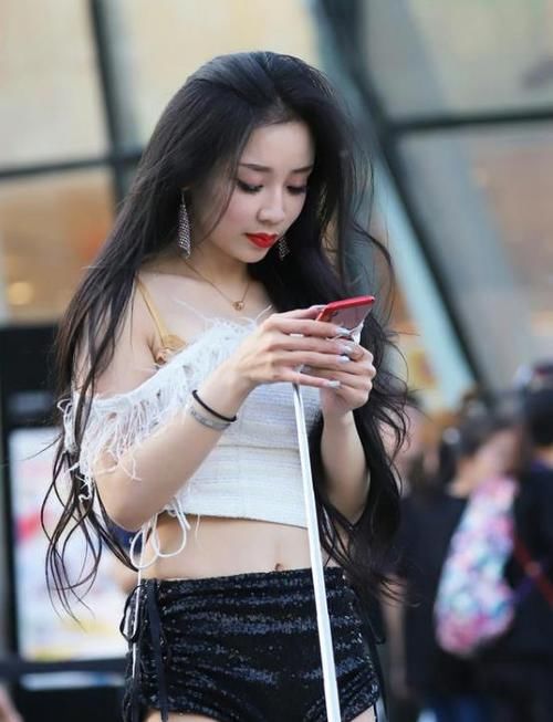 「美丽大方」街拍:如花似玉的小姐姐,一条白色的连衣裙,时尚优雅美丽大方