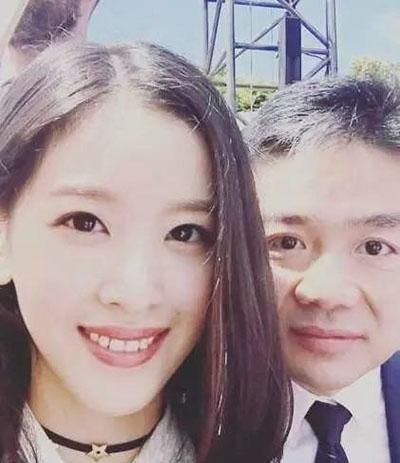 奶茶妹妹章泽天不惧路人镜头 !网友:原来素颜还可以这么美!