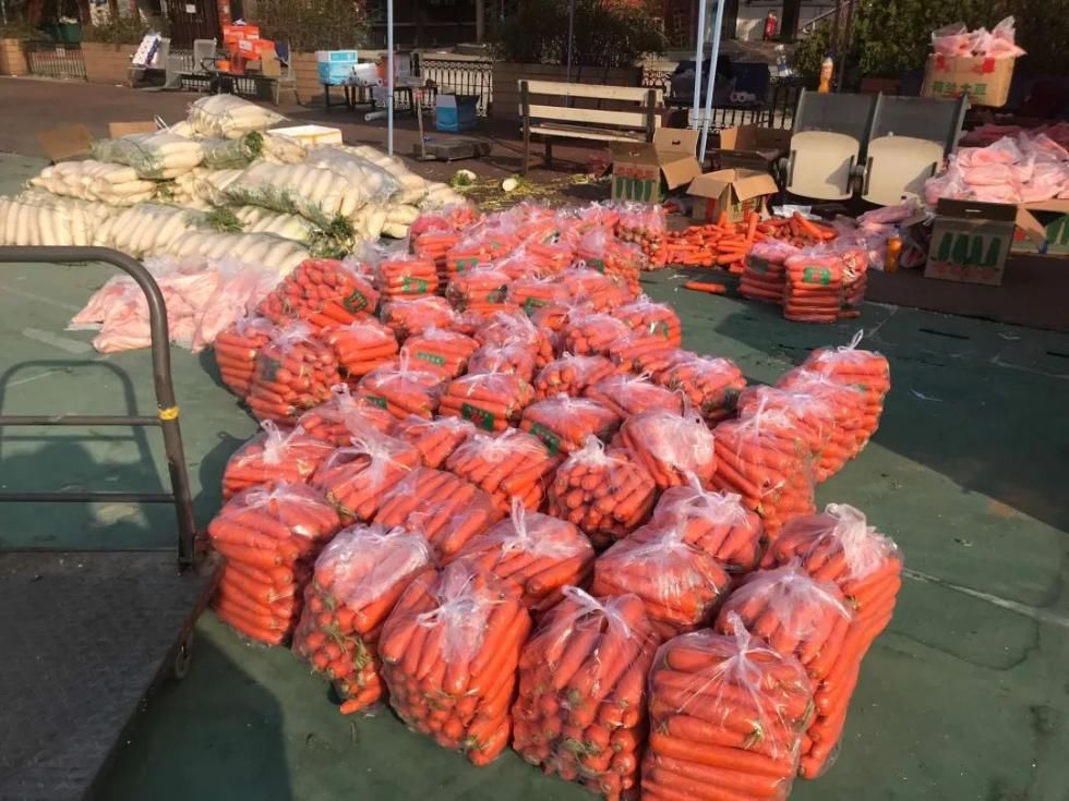  #社区工作人员#现在，武汉的商超都在这样卖菜！