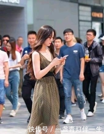 『小姐姐』街拍:雪肤花貌的小姐姐,一条黑色的吊带连衣裙,时尚优雅女人味