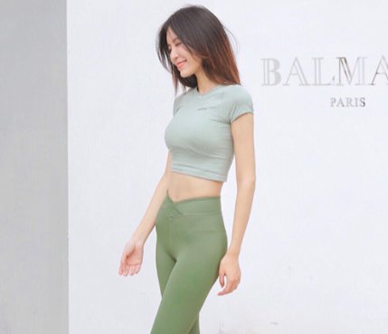 健身的女人身材就是不一样，前凸后翘，还露出马甲线