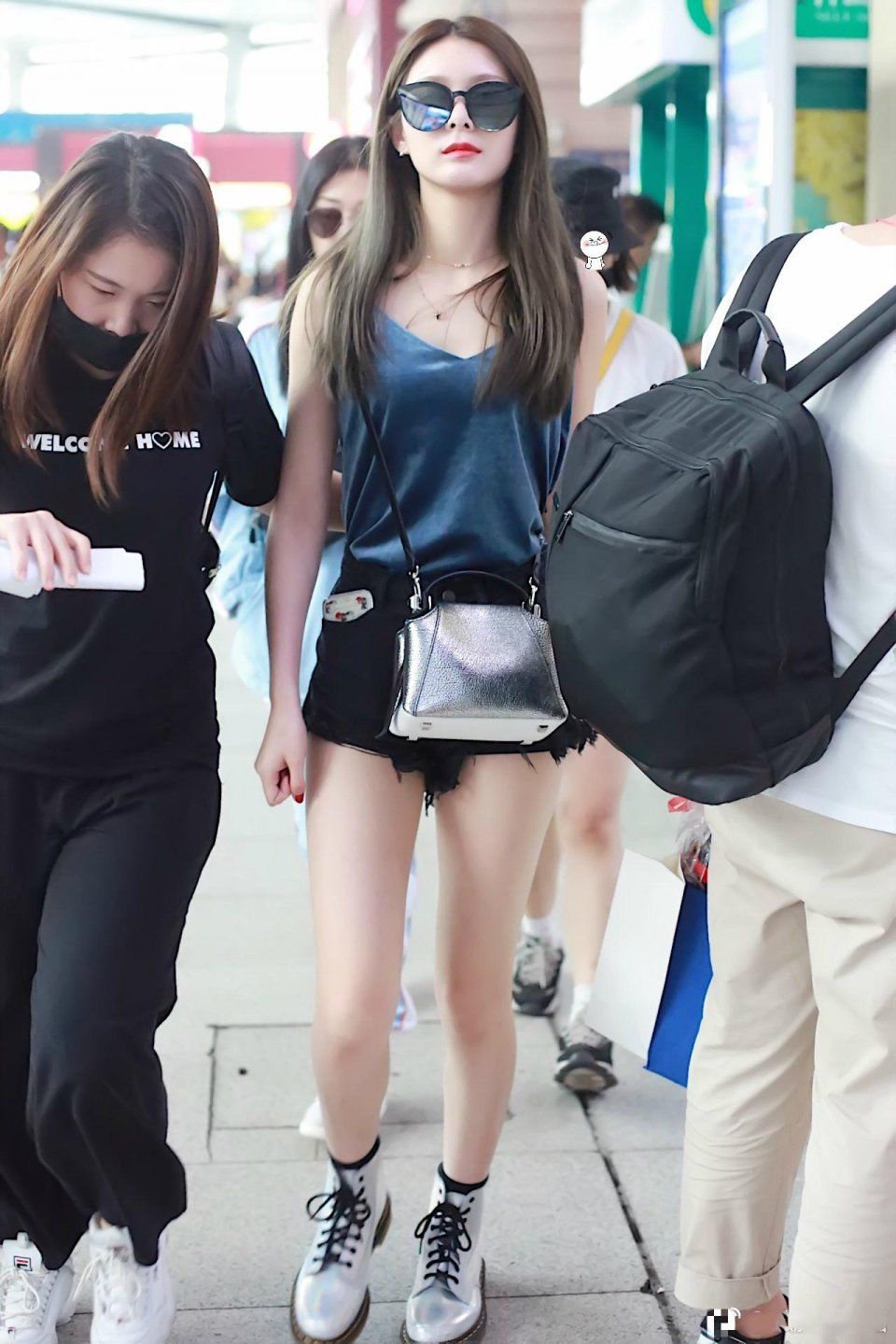 火箭少女傅菁好大胆，穿件小背心就出门，网友:这身材不秀白瞎了