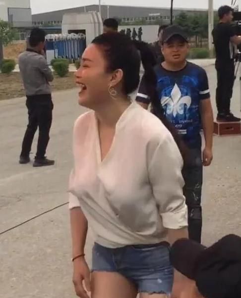 关婷娜穿短裤被调侃：穿这么紧不尴尬吗，但还是很美