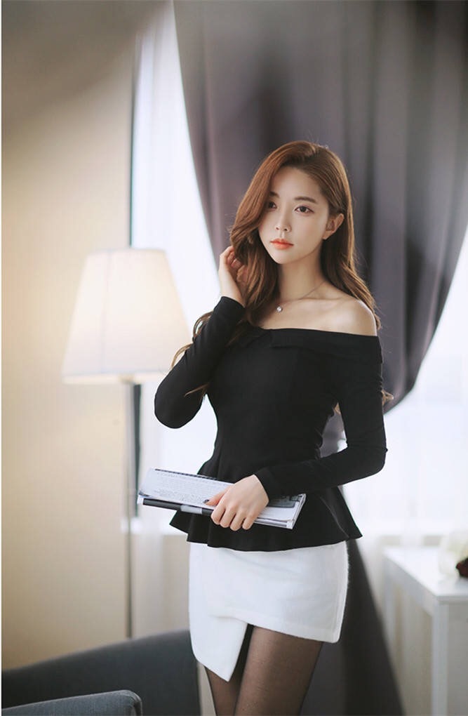 黑色紧身上衣搭配白色短裙,展示好身材,性感美