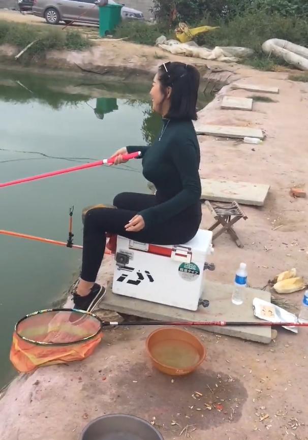 户外垂钓的小姐姐，完美的身材线条，不简单!