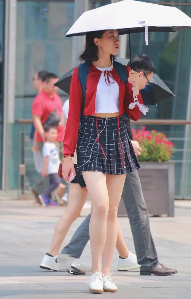 甜美小姐姐修身穿搭尽显丰腴体态，肉肉的美腿给人一种珠圆玉润的