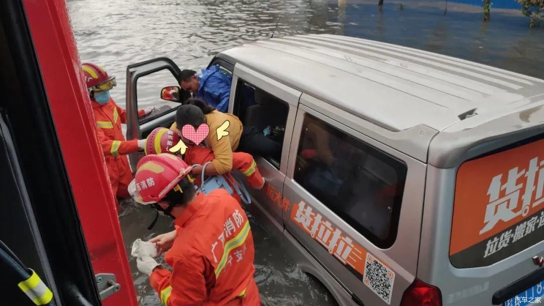  #水中#暴雨袭邕，面包车被困水中车里还有两个孩子！
