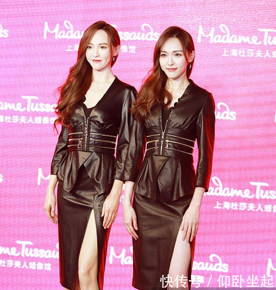 唐嫣为自己的蜡像揭幕 穿同款黑色开叉长裙秀大长腿似孪生姐妹