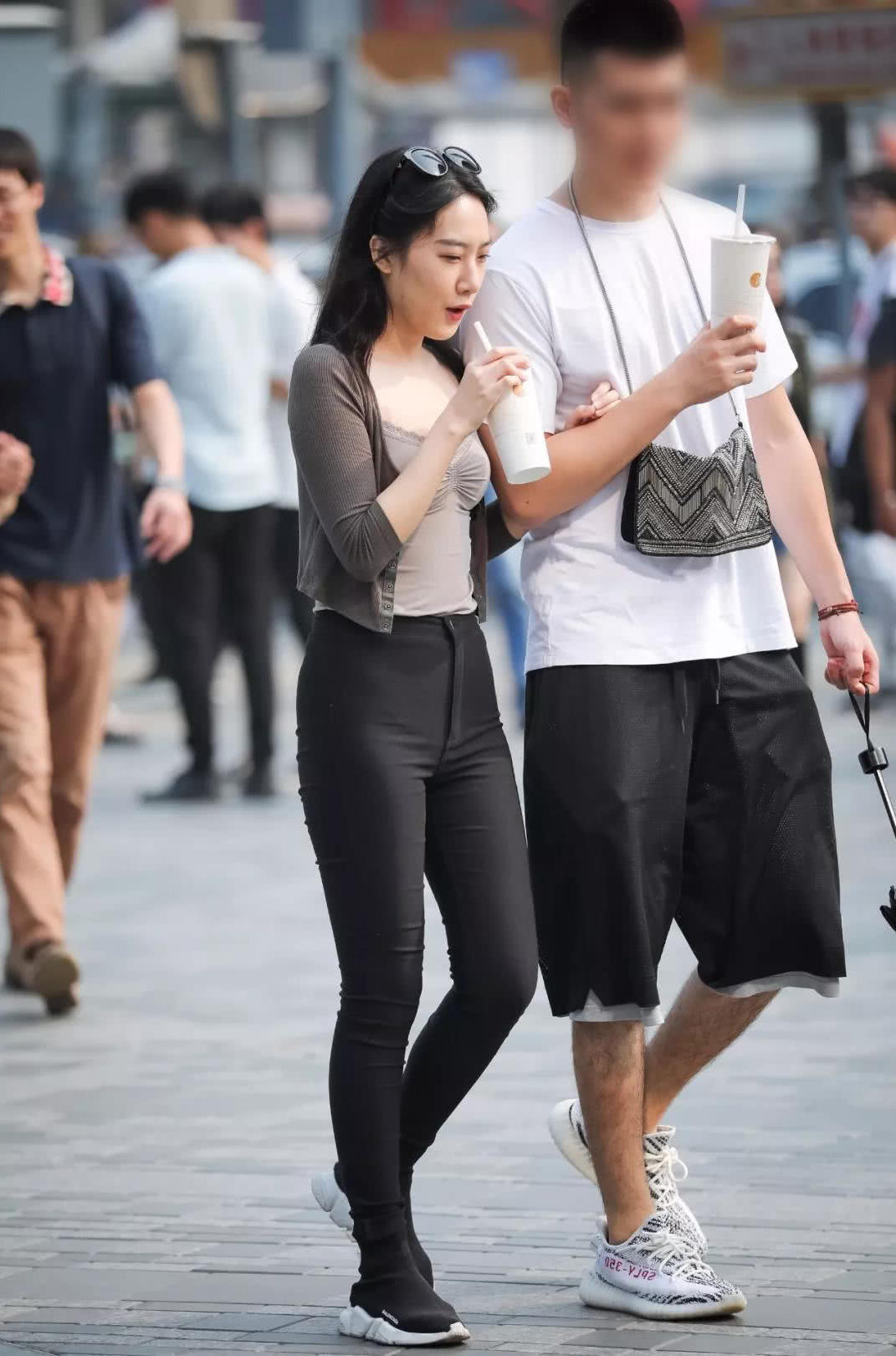 性感小姐姐身穿衬衫搭配紧身裤，完美的勾勒出小姐姐的臀线，十分