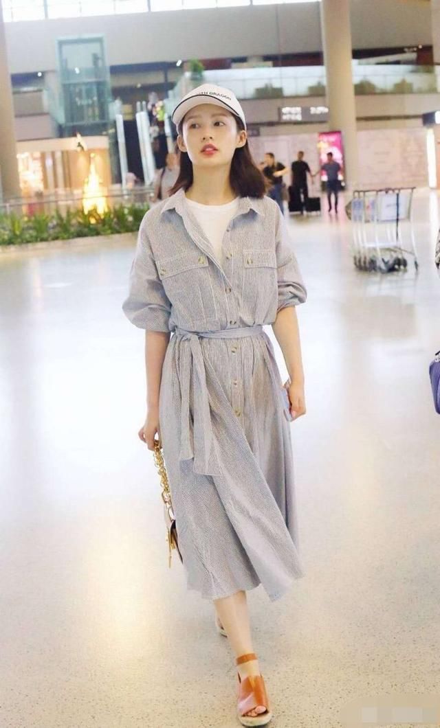 当27岁李沁和35岁张钧甯同穿衬衫裙，网友：胯宽真尴尬