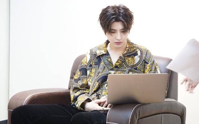 共青团隐晦批评蔡徐坤假流量，粉丝调侃多管闲事，还想拉鹿晗下水