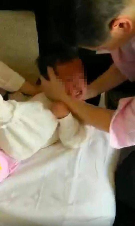 人贩子打孩子?当事医生称正治疗斜颈病患儿 将报警讨清白