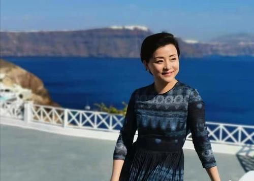 【女人】名嘴杨澜穿西装亮相,实力证明女人也能穿西服,越老越有气质