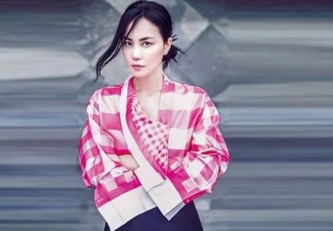 王菲褪去女王光环,网友:我不相信你49岁!