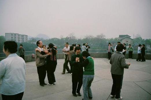 罕见老照片：7、80年代的广西正在实行计划生育，墙上贴满大字报