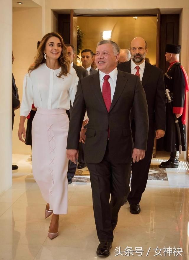 跟王室学职场着装，最美王后拉尼娅的时尚进化