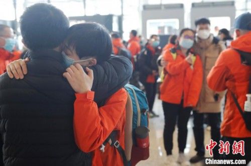  神山@上海第八批驰援武汉医疗队乘包机前往武汉 支援雷神山医院