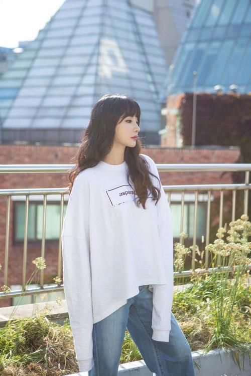 [ 清纯]从“性感女神”变邻家少女，气质清纯哪像40岁，换下低胸装的柳岩