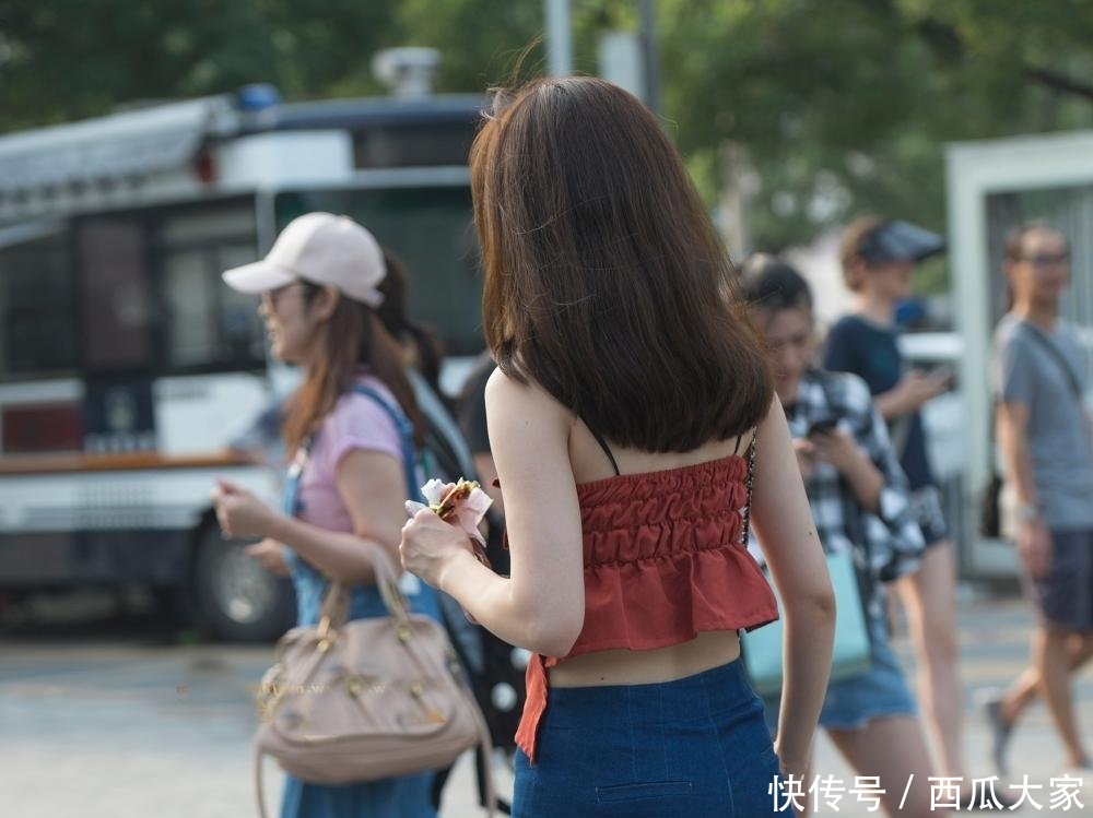 #走路#路人街拍, 牛仔阔腿裤一裤成就大长腿! 走路带风