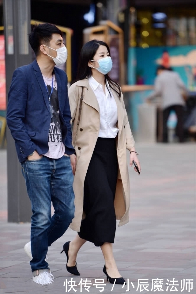  一字|路人街拍，小姐姐喇叭牛仔裤搭配柔美的一字肩，简约又时尚