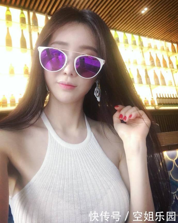 街拍：图2小姐姐白色的紧身裤，穿出了一种青春洋溢的美！