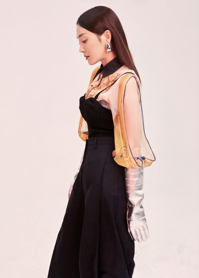 秦岚大片曝光，红与黑神秘碰撞尽显美感，网友:橡胶手套真丑