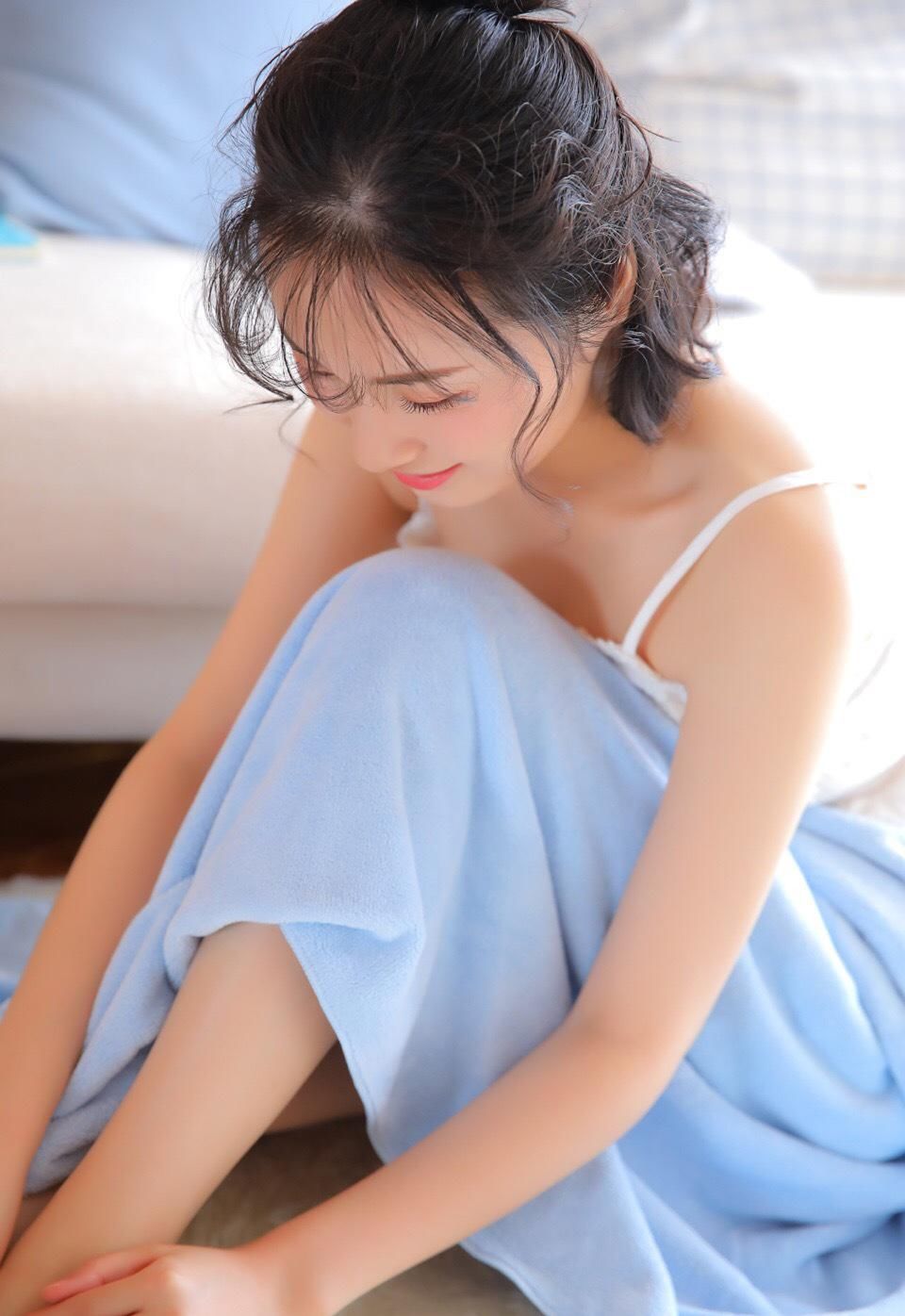 吊带美女尤物小露香肩诱惑美女图片