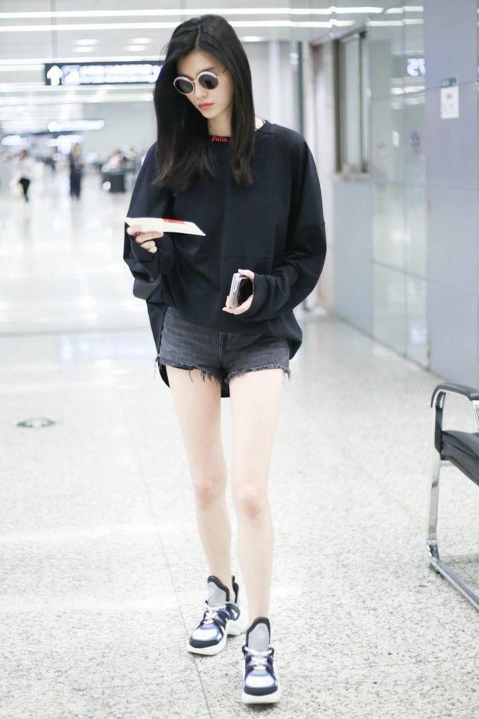 奚梦瑶你还是多吃点饭吧，瘦的衣服都撑不起来了!