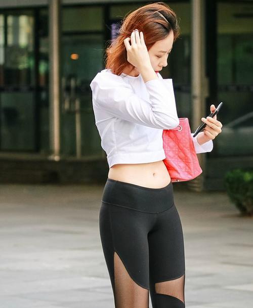 街拍美女：紧身打底裤的打扮充满奢华复古气息！