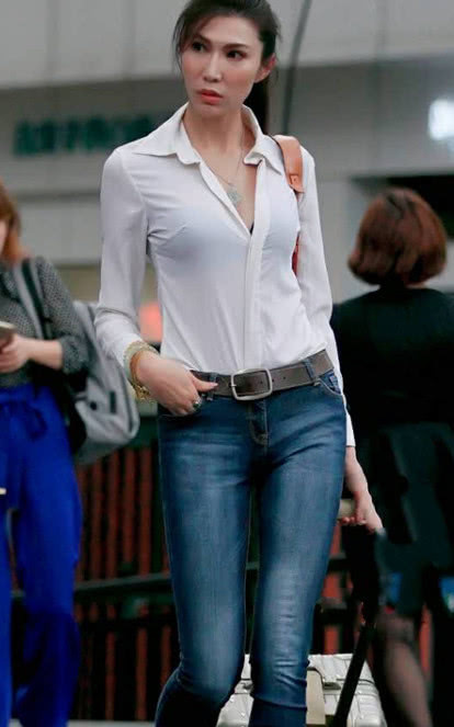 路人街拍，小姐姐一身穿搭简约性感，充满了白领的风范