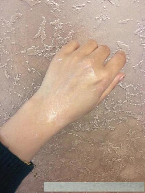 药店不起眼乳膏突然火了,全是维生素,用了7次白的灯泡一样发光