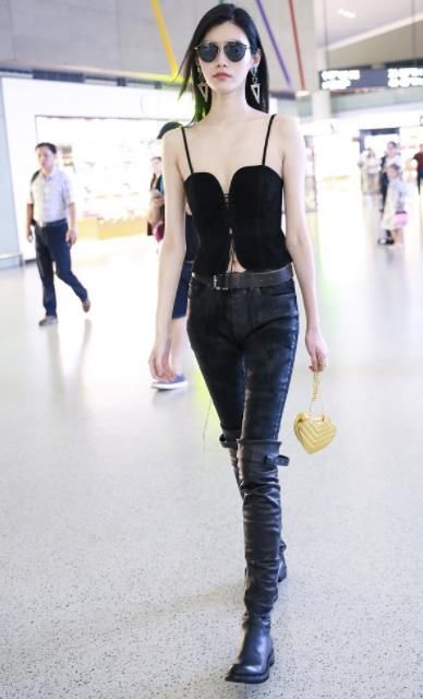 奚梦瑶太喜欢穿“吊带”，搭配冬天长筒靴，再看最后一张，素颜美