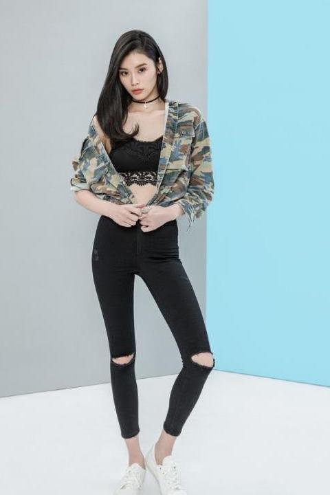 厉害了奚梦瑶！穿连衣裙开叉到腰，网友：腿长就是任性！