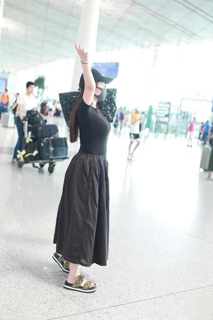 徐冬冬低调现身，T恤搭半身裙接地气，网友:全凭身材认出了她!