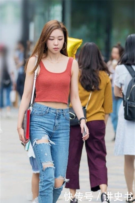 『不已』街拍:身材匀称的美女,一件露肩上衣配靓丽的小皮裤,让人赞不已