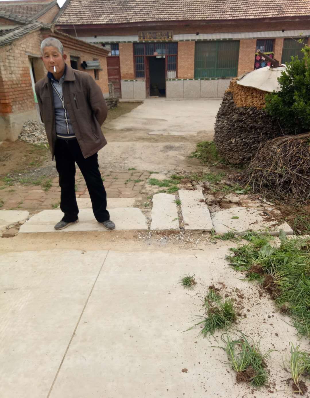 农民工回家收拾门前杂草，在外辛苦打工半年一场空