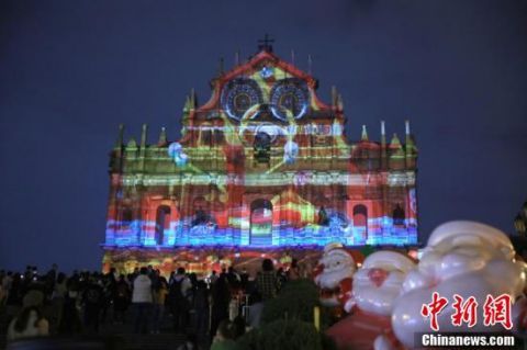 澳门光影节光雕表演为大三巴牌坊披上彩衣