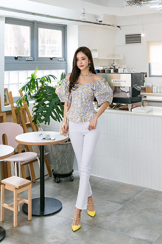 女神孙允珠，月牙夏葵小碎花冰点灯笼袖衫