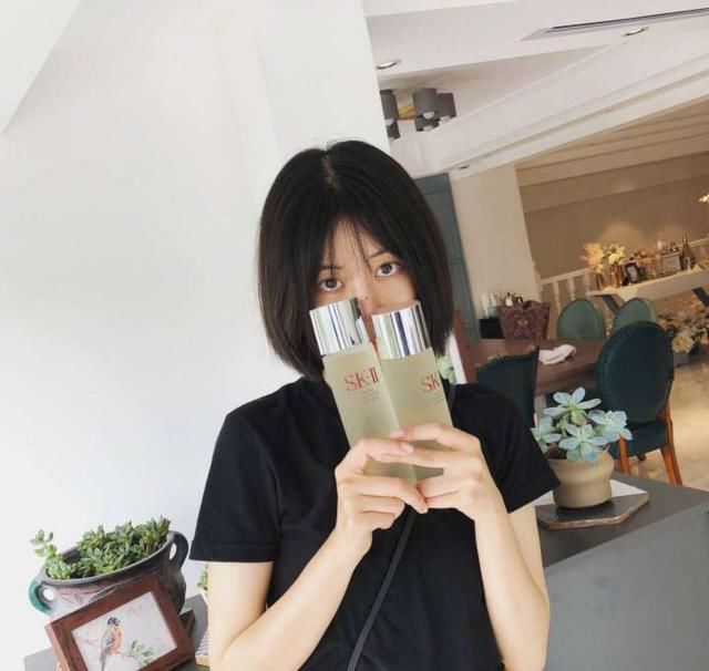 李溪芮最近又美了，手上拿的这款还挺好用，是用它用的吗？