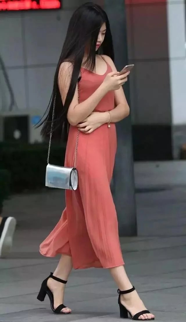 街拍：遇到一位玩手机的红色长裙美女