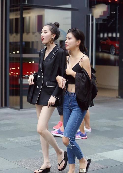  「气质」女神潮范儿美搭！街拍：美女西装当裙穿，气质出众，最后一位美翻！