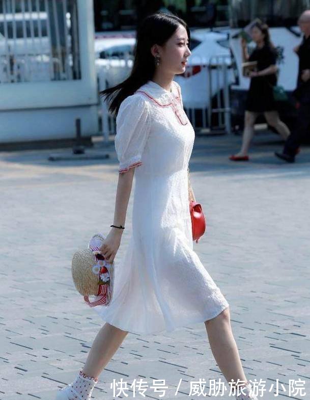 路人街拍身材惹火的城市丽人,优雅的打扮美得很自然