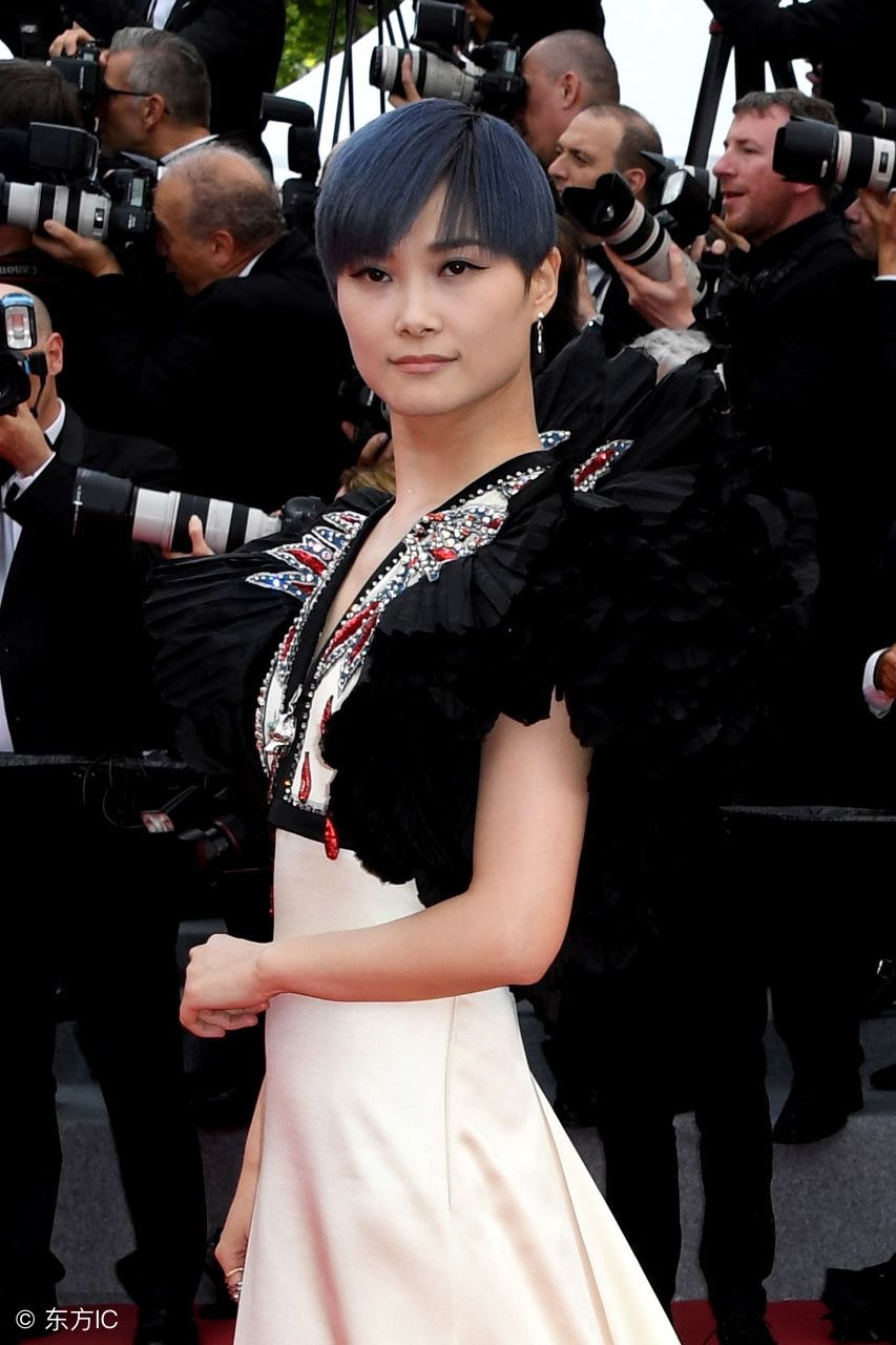 穿对了!李宇春现身戛纳红毯,这裙子设计太完美了,女人味十足