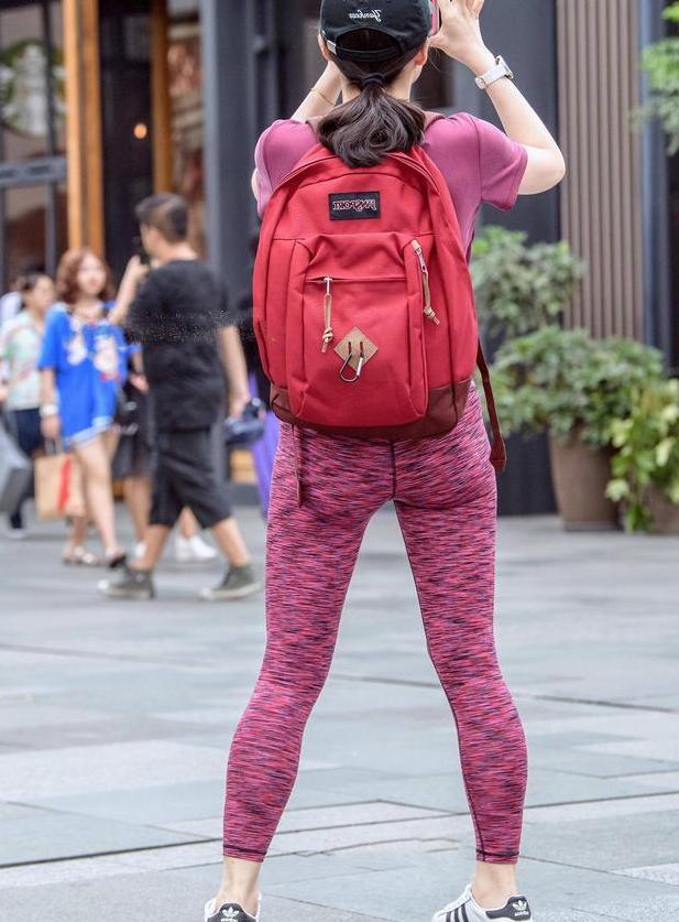 街拍：气质小姐姐紧身裤裹出微胖身材，走路姿势尽显成熟女人味儿