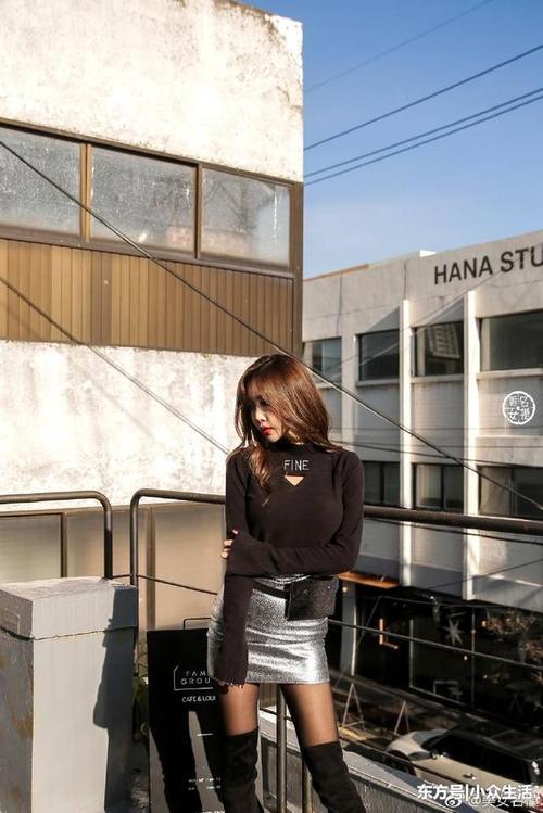 街拍：高腰的小热裤，小姐姐不穿丝袜反而带来一丝清爽感