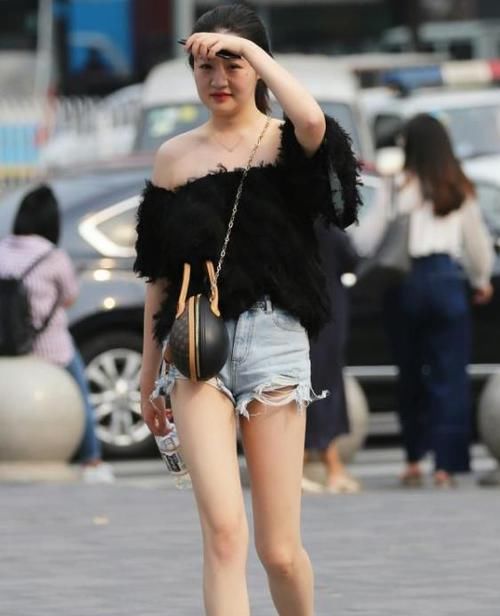  「粉色」街拍：如花似玉的小姐姐，一条粉色的针织连衣裙，时尚完美好身姿