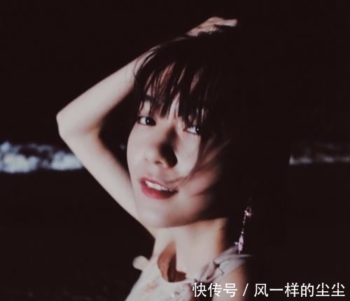 「段奥娟」段奥娟真是敢穿!穿一件白色短款小吊带,“巴掌腰”更是吸睛