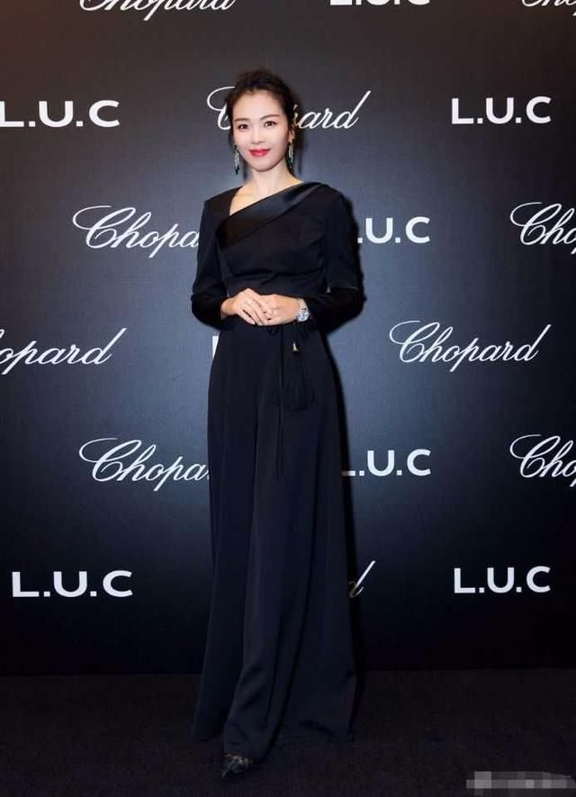 刘涛用黑色长裙诠释高级感，将帅气、性感、知性完美的集于一身！