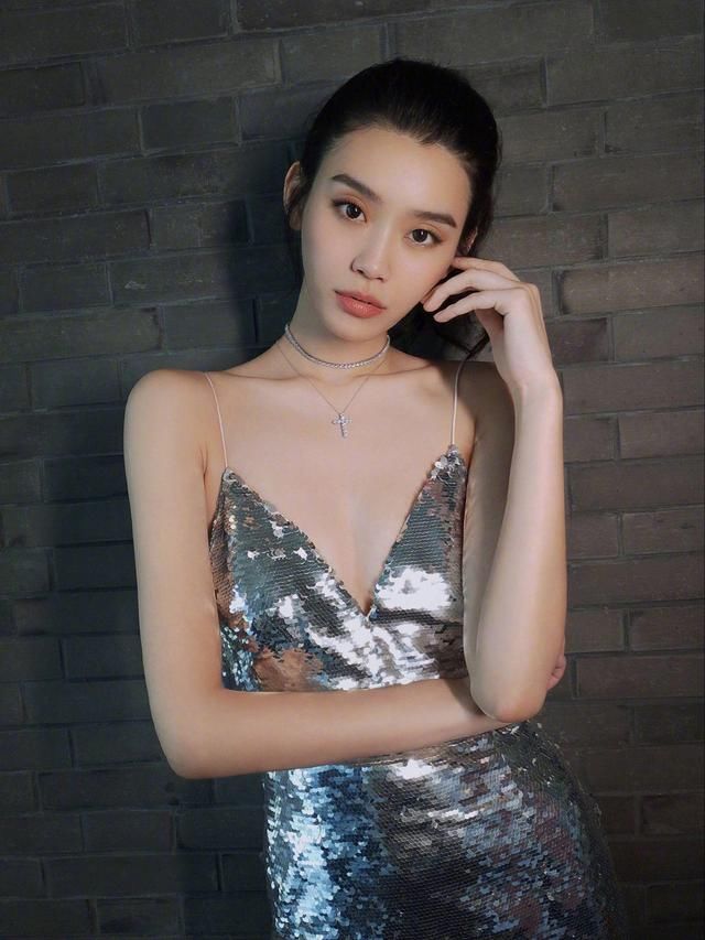 奚梦瑶凹连衣裙尽显小身板,感觉一阵风都能刮倒她!