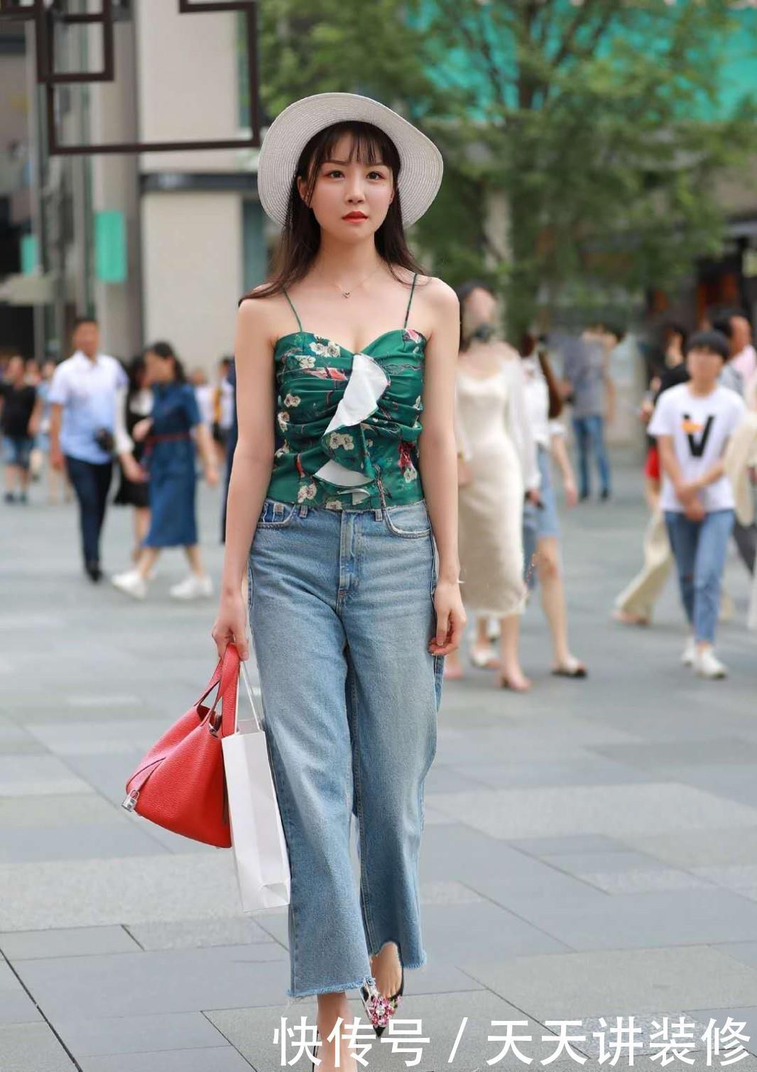  气质|夏日的淑女风穿搭，绿色吊带背心+牛仔裤，清新时尚又显独特气质